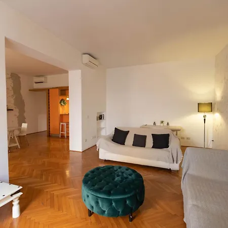 Fontana Di Trevi Modern