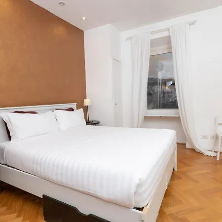 Fontana Di Trevi Modern * רומא